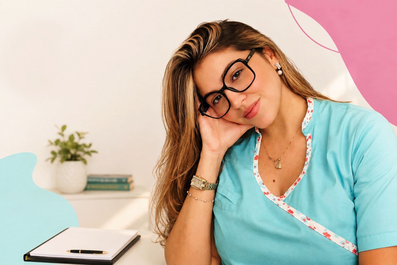 Psicóloga de Psicoref Online en un ambiente cálido y luminoso